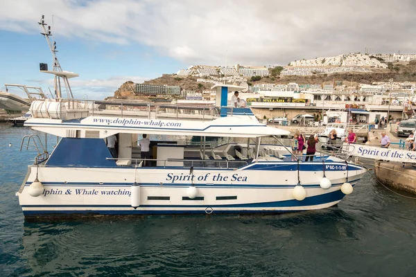 Puerto Rico, Gran Canaria - December 16, 2017: Marina of Puerto Rico, tourists entering the boat on the gangway. The ship Spirit Of The Sea offers sightseeing trips for tourists to watch dolphins and — Stock Photo, Image