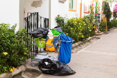 Puerto de Mogan, Gran Canaria, İspanya - 16 Aralık 2017: arabası ayakta Puerto de Mogan, Gran Canaria İspanya sokakta bir kapı dışarı Temizleme