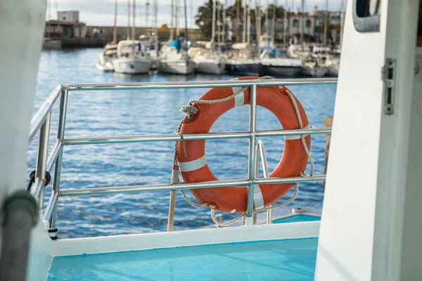 Livbojen på en färja, segelbåtar ur fokus i piren i bakgrunden. Puerto de Mogan, Gran Canaria i Spanien — Stockfoto