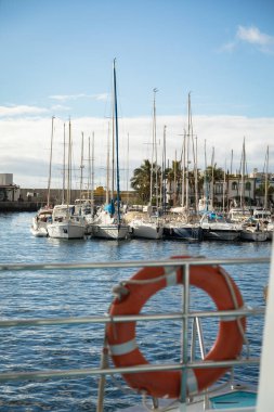 Puerto de Mogan, Gran Canaria, İspanya - 16 Aralık 2017: yelkenli odak lifebuoy ön korkuluk, bir Out feribot Marnixkade ve liman.