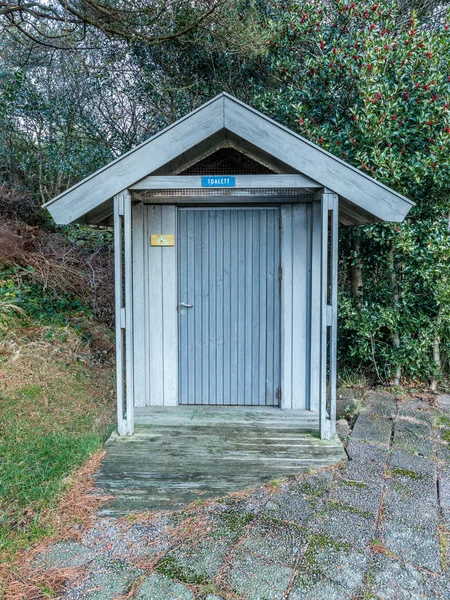 Primitive Toilette für Behinderte im Erholungsgebiet Helleviga in Südnorwegen — Stockfoto