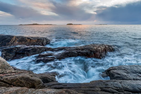 Wellen am Ufer im Erholungsgebiet Helleviga, blaue Stunde in Südnorwegen — Stockfoto