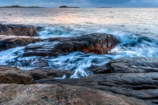 Wellen am Ufer im Erholungsgebiet Helleviga, blaue Stunde in Südnorwegen — Stockfoto