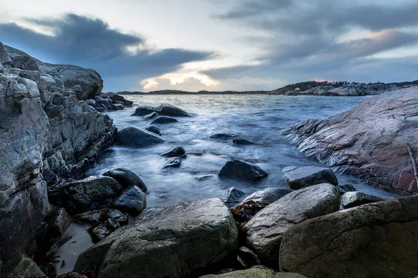 Kleine Bucht im Erholungsgebiet Helleviga, Felsen und Steine im Meer, blaue Stunde in Südnorwegen — Stockfoto