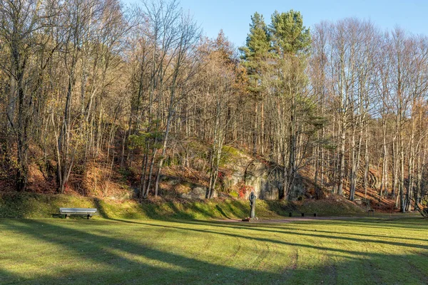 Kristiansand, Noorwegen - 14 November 2017: Memorial park in Oddernes, Kristiansand, met sculptuur van twee houders van elkaar. Kristiansand, Noorwegen — Stockfoto