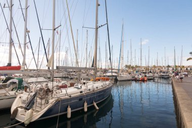 Puerto de Mogan, Gran Canaria, İspanya - 16 Aralık 2017: turist Promenade Puerto de Mogan, Yelkenliler ve arka Mağazalar.