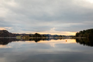 Kolnes Norveç - januray 10, 2018: fiyort Forresfjorden Norveç west Coast görünümünü. Güzel gökyüzü ve mavi ışık