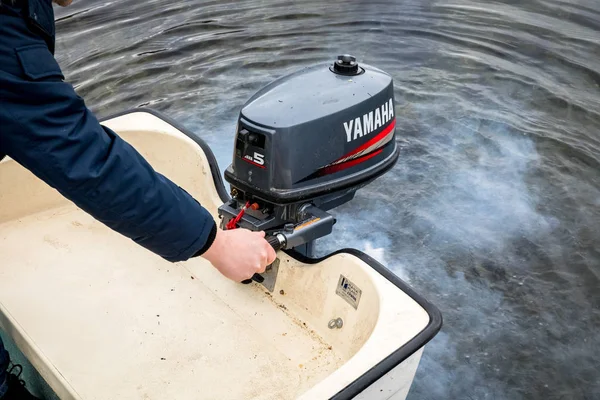 Haugesund, Norveç - januray 10, 2018: dostum bir Yamaha dıştan takma motor plastik bir teknede başlayan, motor duman egzoz.
