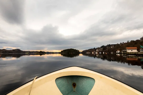 노르웨이-januray 10, 2018 Kolnes: 피 요 르 드 노르웨이 서해안에 Forresfjorden에에서 물에서 운전 하는 작은 모터 보트의 전면에서 보기. 아름 다운 하늘과 푸른 빛 — 스톡 사진