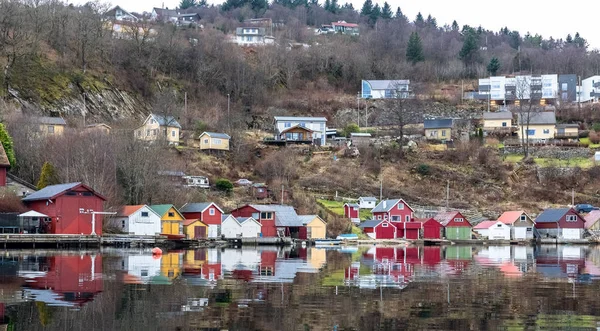 Forresfjorden, Kolnes in Karmoy, Noorwegen - januari 10, 2018: boot huizen door de zee. Mooie hemel en blauw licht — Stockfoto