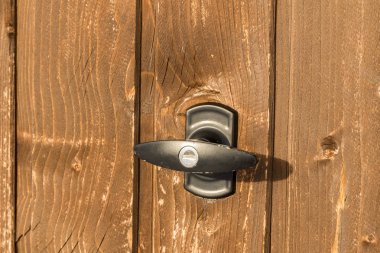 Kahverengi garaj kapısı üzerindeki garaj kolu