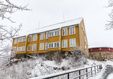 Odderoya Kristiansand, Norveç - 17 Ocak 2018: Lasarettet, eski sarı 1804 bina, formanın kolera hastalığı önlemek için bir quariantine olarak buildt. Kış, kar yere çekilmiş resim.
