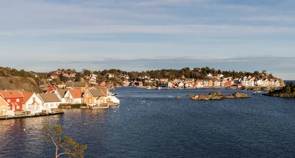 Gjeving in Tvedestrand, Noorwegen - 30 januari 2018: het kleine dorp van Gjeving in Tvedestrand, langs de zuidelijke kust van Noorwegen — Stockfoto