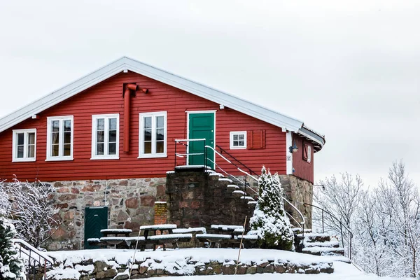 Odderoya σε Κρίστιανσαντ, Νορβηγία - 17 Ιανουαρίου 2018: Krutthuset, παλιό, κόκκινη σκόνη σπιτιού από 1697. Χειμώνα, χιόνι στο έδαφος. — Φωτογραφία Αρχείου