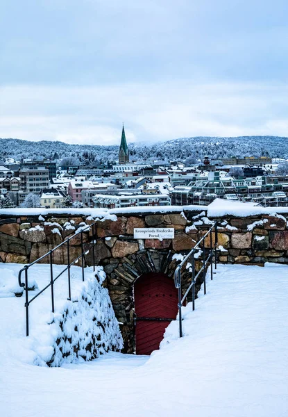 Kristiansand, Norvegia: Inverno a Kristiansand City. La porta del principe ereditario Frederiks a Odderoya di fronte, Kristiansand città sullo sfondo. Città innevata vista da Odderoya . — Foto Stock