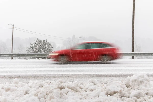 红色的汽车, 旅行车在冬季的道路上快速行驶, 下雪的天气。运动模糊 — 图库照片