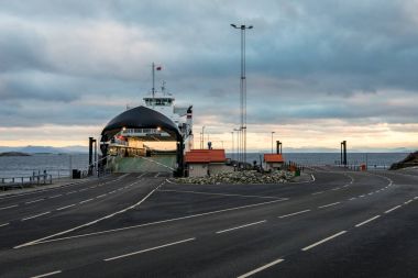 Arsvagen, Norveç - Ocak 2018: Arsvaagen feribot terminalinde feribot