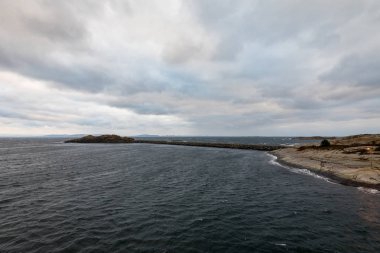 Arsvagen, Norveç, okyanusta dalgakıran. Güzel bulutlu gökyüzü