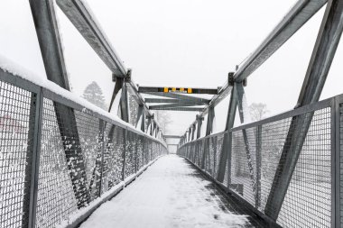 Kışın, yaya köprüsü Norveç anlamı içine metin: en fazla yükseklik 2,1 metre