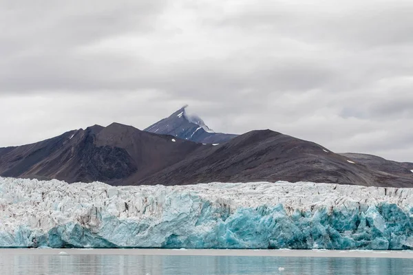 Il ghiacciaio di Wahlenberg incontra l'Oceano Artico alle Svalbard, Norvegia. agosto 2017 — Foto Stock