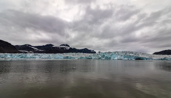 Le glacier Wahlenberg rencontre l'océan Arctique à Svalbard, en Norvège. Août 2017 — Photo