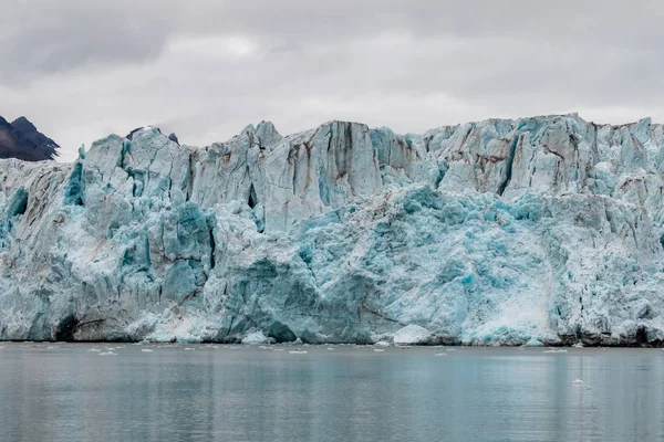 The Wahlenberg glacier meets the Arctic Ocean at Svalbard, Norway. August 2017 — Stock Photo, Image