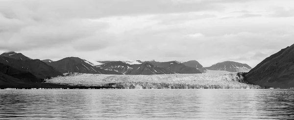 Παγετώνας συνάντηση στον Αρκτικό Ωκεανό. Στον ωκεανό, πάγο και βουνά με συννεφιασμένο ανωτέρω. Αρχιπέλαγος Σβάλμπαρντ, Spitsbergen — Φωτογραφία Αρχείου