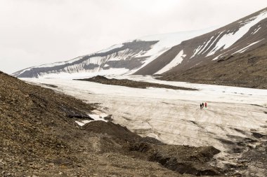 Svalbard, Norveç - Ağustos 6, 2017: Longyearbyen Svalbard, Norveç'te Longyear buzul kenarına. Buz üzerinde yürüyen turist.