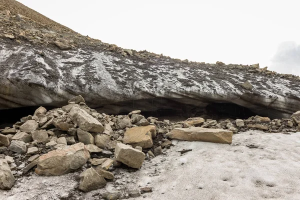 Buzul kenar, Longyear buzul damlayan su. Longyear Vadisi. Kutup manzara, buzultaş taşlar, Svalbard.