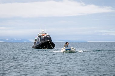 Svalbard, Norveç, 3 Ağustos 2017: Kılavuzu anlar turistle alıp onları Longyearbyen geri getirmek için daha iyi bir şişme zodiak Prins Karls Forland doğru Svalbard, sürüş yol gösterici.