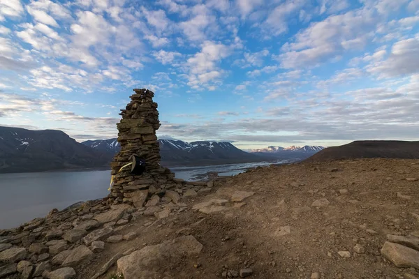 Midnight sun, nacht uitzicht op Adventfjorden en Longyearbyen van Platafjellet, de berg van de Plata in Svalbard. Blauwe hemel en witte wolken. — Stockfoto