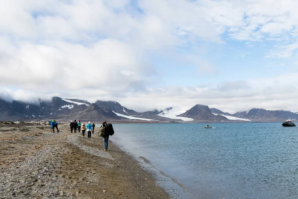 Spitsbergen, Noorwegen, 3 augustus 2017: Toeristen op het eiland dat Prins Karls Forland naar de pick-up plaats, waar de boot loopt uit het begeleiden van bedrijf betere momenten hen terug naar Longyearbyen brengen zal. — Stockfoto