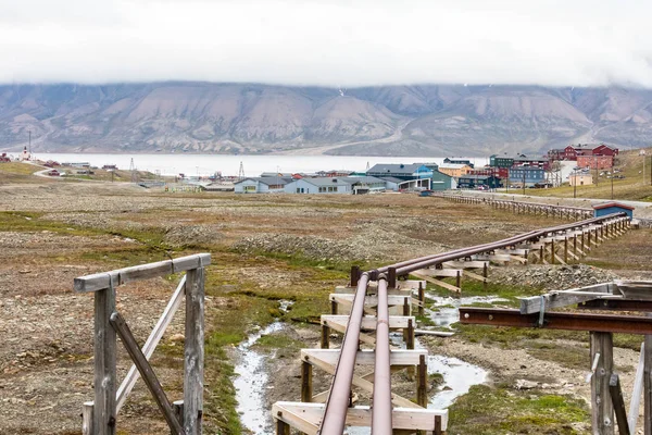 Stalen pijpleiding leidt tot het dorp van Longyearbyen, Spitsbergen, Noorwegen. — Stockfoto