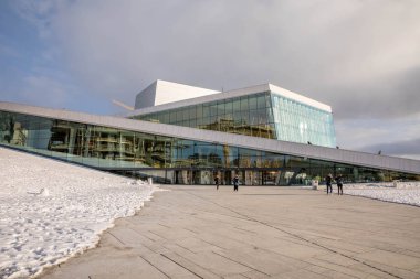 Oslo, Norveç, Mart 2018: Girişte Oslo, Opera Binası ile dolaşan bazı turistler. Yerde kar beyaz.