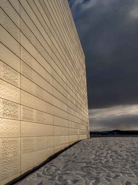 Oslo, Norveç - 16 Mart 2018: İnşaat part üstünde tepe-in Oslo Opera Binası, bulutlar ve gökyüzü arka planda — Stok fotoğraf