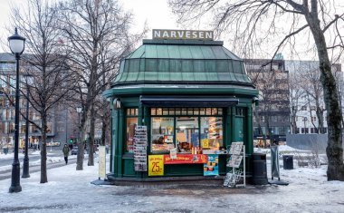 Oslo, Norveç-16 Mart 2018: Eidsvollsplass, Oslo, buildt 1914 yılında Karl Johans sokak eski Narvesen gazete bayi dükkanında.