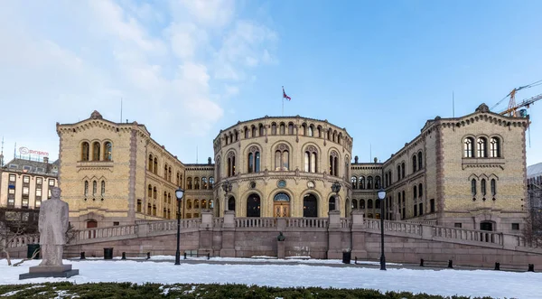 Oslo, norwegen - 16. märz 2018: außenansicht des norwegischen parlaments in oslo, norwegen. Panorama — Stockfoto