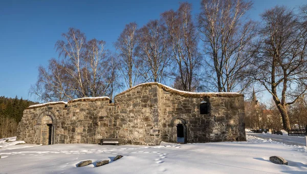 Bamble, Noruega - 17 de marzo de 2018: Las ruinas de la iglesia de San Olavo en Bamble, Noruega . — Foto de Stock