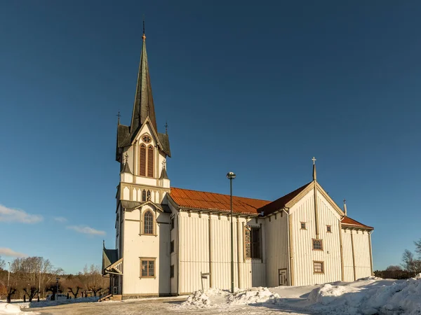 Iglesia de Bamble, gran iglesia de madera construida en 1845. Invierno, nieve, sol y cielo azul. Vista lateral. Imagen horizontal . — Foto de Stock