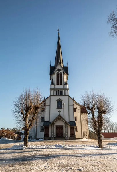 Iglesia de Bamble, gran iglesia de madera construida en 1845. Invierno, nieve, cielo azul. Vista frontal. Imagen vertical . — Foto de Stock