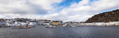 Risør, Norveç - 16 Mart 2018: Panorama cityscape şehir ve liman Risør, Norveç