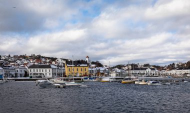 Risør, Norveç - 16 Mart 2018: Şehir ve liman Risør, Norveç güney kesiminde küçük bir kasaba