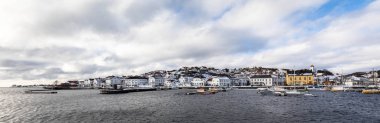 Risør, Norveç - 16 Mart 2018: Panorama cityscape şehir ve liman Risør, Norveç