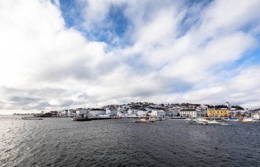 Risør, Norveç - 16 Mart 2018: Şehir ve liman Risør, Norveç