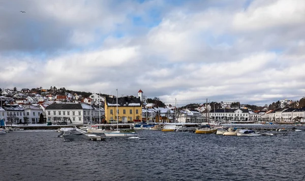 Risør, Norveç - 16 Mart 2018: Şehir ve liman Risør, Norveç güney kesiminde küçük bir kasaba