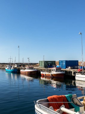 Lista, Norveç - 18 Mart 2018: Küçük balıkçı tekneleri üzerinde küçük bir balıkçı köyünde Lista, Norveç limandaki güneşli bir dag