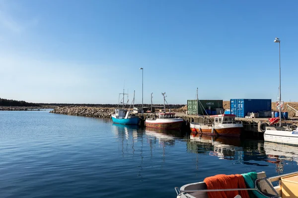 Lista, Noruega - 18 de março de 2018: Pequenos barcos de pesca em um pântano ensolarado, no porto da pequena vila piscatória Lista, Noruega — Fotografia de Stock