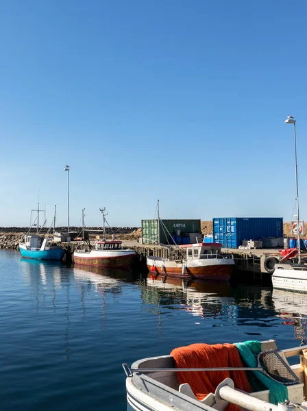 Lista, Norveç - 18 Mart 2018: Küçük balıkçı tekneleri üzerinde küçük bir balıkçı köyünde Lista, Norveç limandaki güneşli bir dag