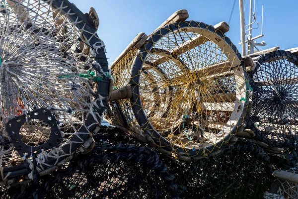 Närbild foto av olika krabba fällor på land, i den lilla fiskebyn Lista, Norge — Stockfoto