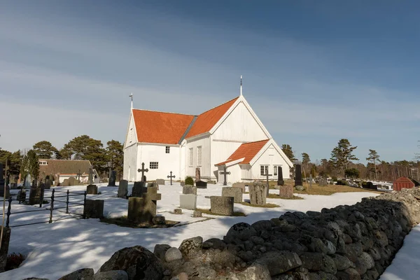 Iglesia Tromoy en Hove, Tromoy en Arendal, Noruega. Iglesia blanca, cielo azul, día soleado . — Foto de Stock